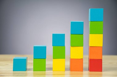 ahşap küp yapı taşları siyah arka plan üzerinde renkli yığını