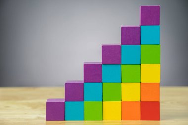 ahşap küp yapı taşları siyah arka plan üzerinde renkli yığını