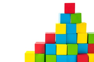 ahşap küp yapı taşları beyaz arka plan üzerinde renkli yığını