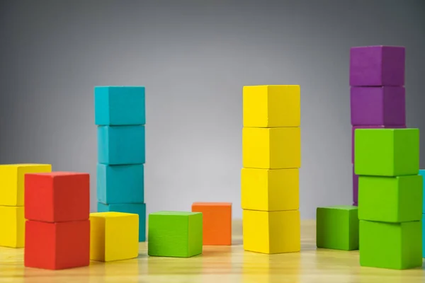 Pila colorida de bloques de construcción de cubos de madera — Foto de Stock
