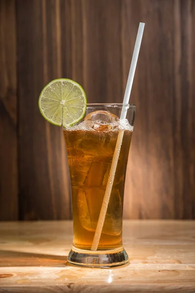 Ice tea sklo na dřevěný stůl — Stock fotografie