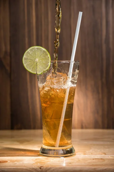 Ice tea glas på träbord — Stockfoto