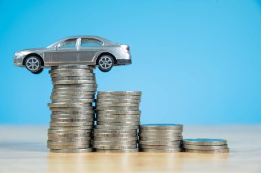 minyatür araba modeli sikke yığını üzerinde