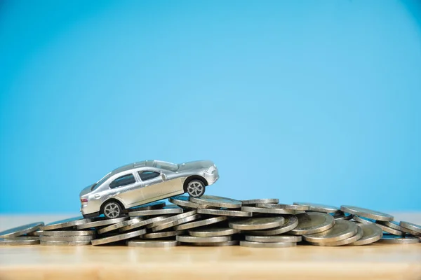 Modello di auto in miniatura su pila di monete — Foto Stock