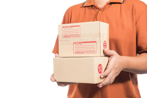 Leverans mannen i bruna uniform håller en packe låda — Stockfoto
