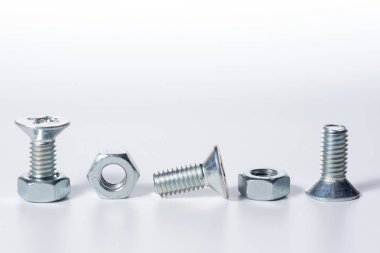 Beyaz arkaplanda vidalar