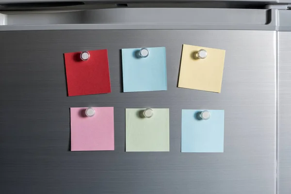 Buzdolabı kapı arka plan üzerinde renkli mıknatıs yapışkan notlar — Stok fotoğraf