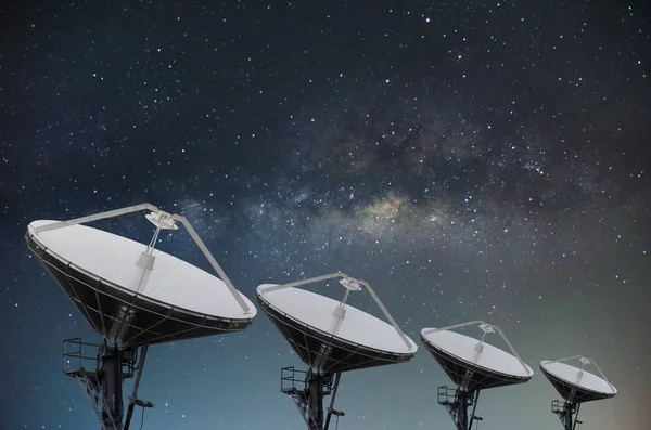 Satellietschotels op gebouw voor telecommunicatie met melkachtig wa — Stockfoto