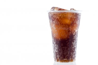 Beyaz arka plan üzerinde plastik bardak buzlu Cola