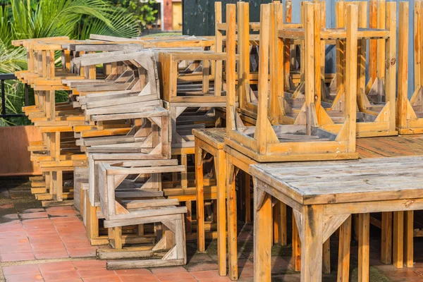 Stapel unbenutzter Stühle und Tische — Stockfoto