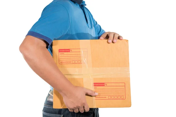 Delivery man in blauwe uniform houden een pakket geïsoleerd op wit — Stockfoto