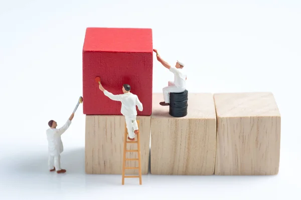 Miniature people worker painting wood cube building block — Stock Photo, Image