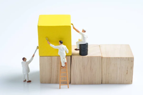 Miniatura persone lavoratore pittura legno cubo costruzione blocco — Foto Stock