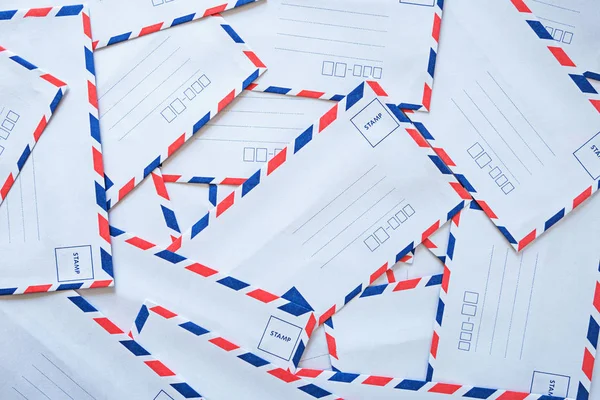 Конверт воздушной почты на белом фоне — стоковое фото