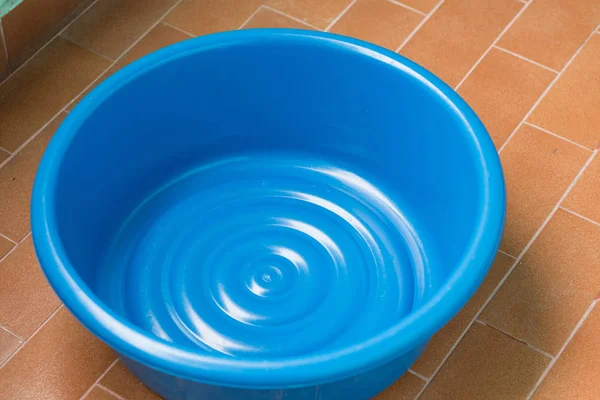 Пустой синий пластиковый бассейн на полу — стоковое фото
