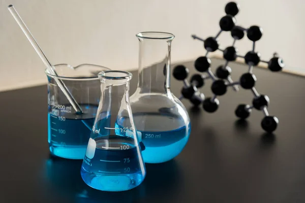 Wissenschaftslabor Reagenzglas und Molekülstrukturmodell, Wissenschaft — Stockfoto