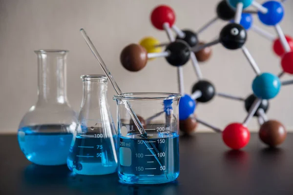 Wissenschaftslabor Reagenzglas und Molekülstrukturmodell, Wissenschaft — Stockfoto