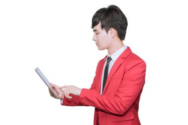 iş adamı kırmızı Suite üzerinde beyaz backgro izole tablet kullanma