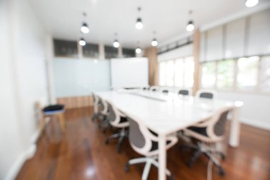 Beyaz toplantı odasında beyaz tablonun bulanık