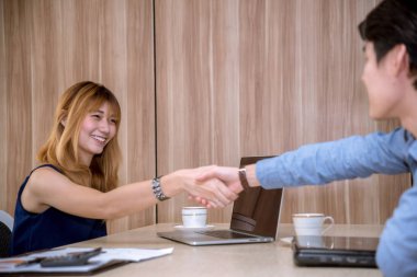 iş kadını ve el sıkışan adam iş agreemen kabul etmek