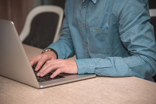 Homem de negócios mão usando laptop — Fotografia de Stock