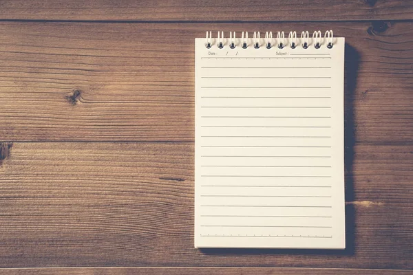 Notebook em branco sobre mesa de madeira marrom — Fotografia de Stock