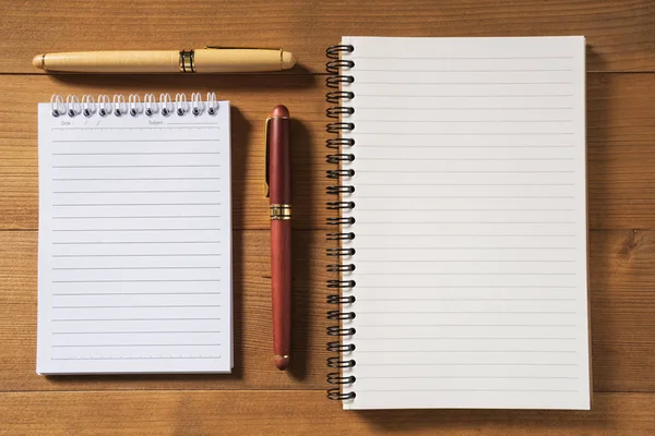 Cuaderno en blanco con pluma sobre mesa de madera marrón — Foto de Stock