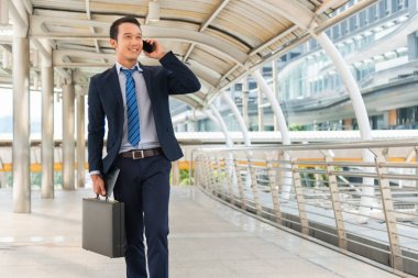 mutlu yaşayan işadamı bir telefonu konuşurken yürüyüş