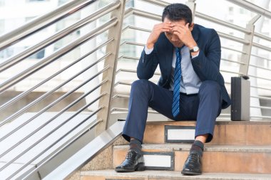 kaldırıma oturan işadamı merak