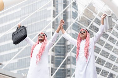 Arap işadamı yüksek eller yaşayan yapma