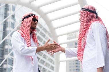 Arap işadamı elini sıkmak anlaşması şehirde