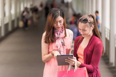 street yürüyüş üzerinde alışveriş torbaları ile mutlu genç Çift