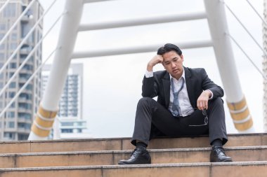 kaldırıma oturan sad işadamı