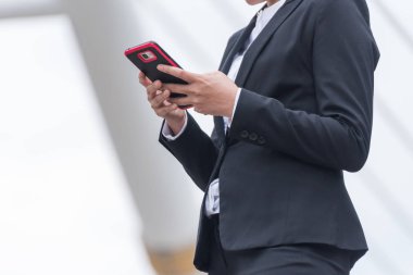 bir akıllı telefon kullanan iş kadın