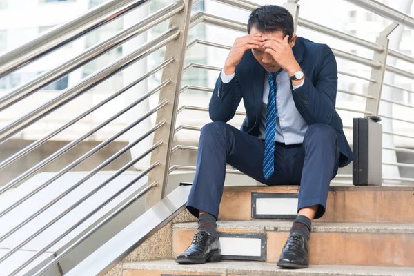 kaldırıma oturan işadamı merak