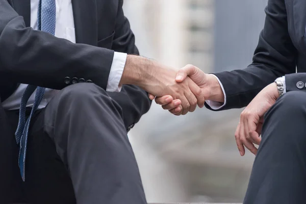 Dos hombres de negocios estrechando las manos — Foto de Stock