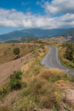 tepenin üstünde belgili tanımlık yol eğrisi