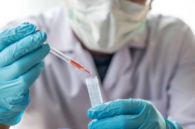 bilim adamı ya da bir kan rac Tüpte kan testi içine bırakarak doktor