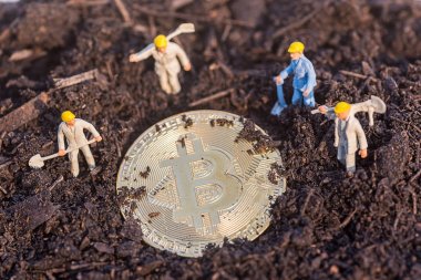 minyatür çalışan insanlar altın bitcoin toprak tarım bulundu 