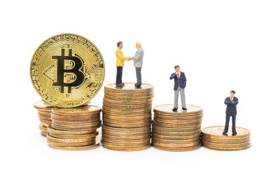 minyatür işadamları dolar para yığında el sallayarak 