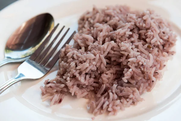 Arroz Berry en plato blanco —  Fotos de Stock