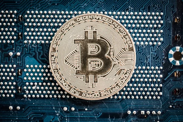 블루 메인보드 배경에 금 bitcoin — 스톡 사진