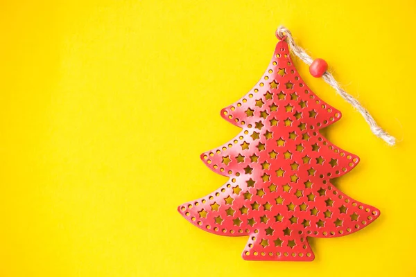 Röd stjärna julgran på gult papper bakgrund — Stockfoto