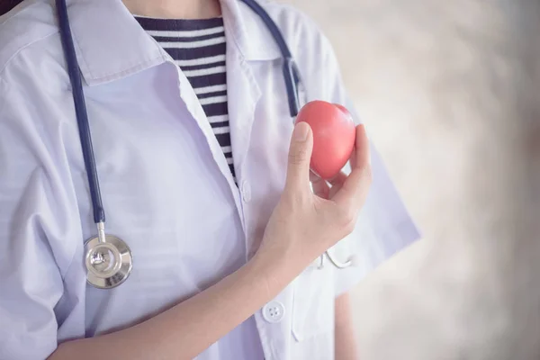 Drömt kvinna läkare med gröna stetoskop och rött hjärta — Stockfoto