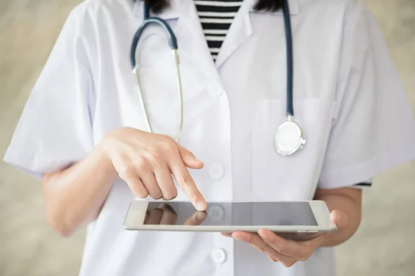 Kvinna läkare finger touch på Tablet PC-skärmen — Stockfoto