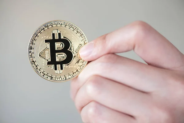 여 자가 손을 보여주는 bitcoin 디지털 통화 — 스톡 사진