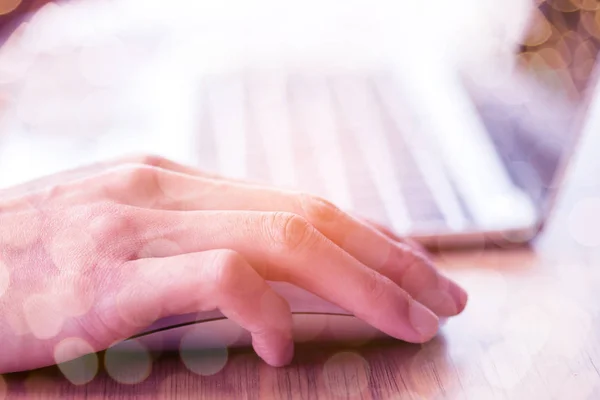 Homem mão no mouse usando um laptop — Fotografia de Stock