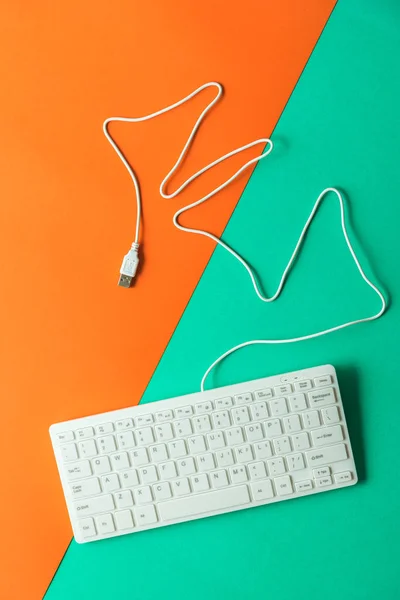 Bílá počítačová klávesnice na zeleném pozadí — Stock fotografie