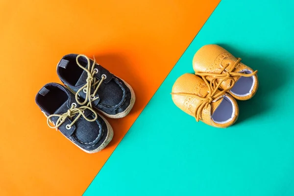 Barn mode skor på orange grönbok bakgrund — Stockfoto
