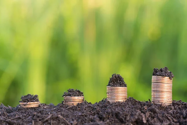 Pila creciente de moneda de dinero dólares con fondo verde natural — Foto de Stock